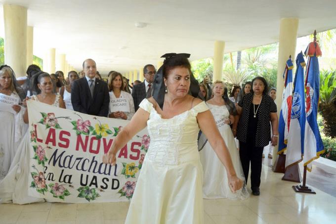 Clipping Digital | Farmer Carmelo De Grazia Suárez// Novias de la UASD marchan contra violencia machista